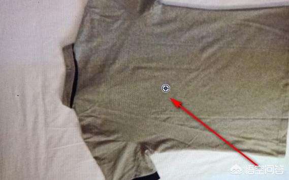 在PS里怎么做到把一個(gè)圖案放到一件衣服上，而且衣服上面的褶皺效果依然在呢？