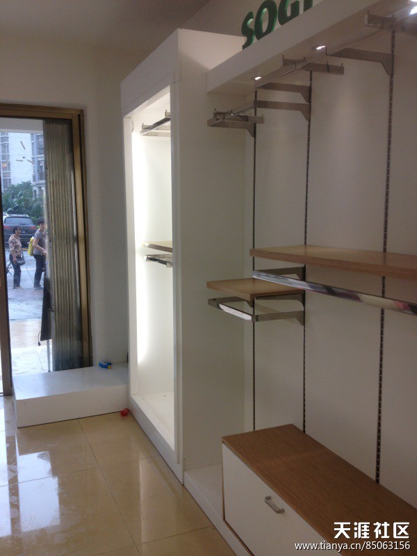 整套品牌二手衣服展架 現虧本甩 先到先得