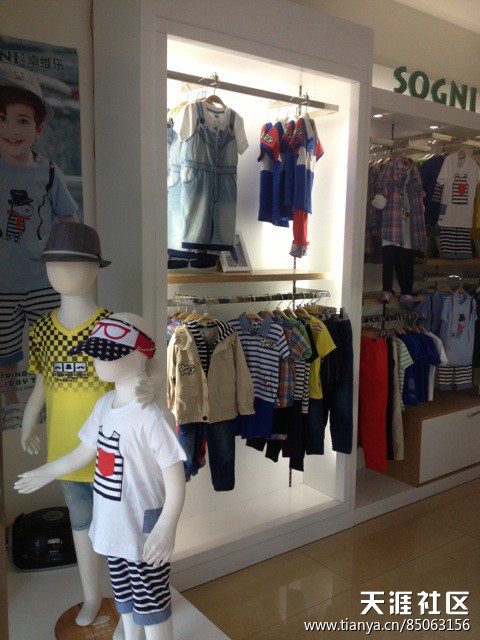整套品牌二手衣服展架 現虧本甩 先到先得