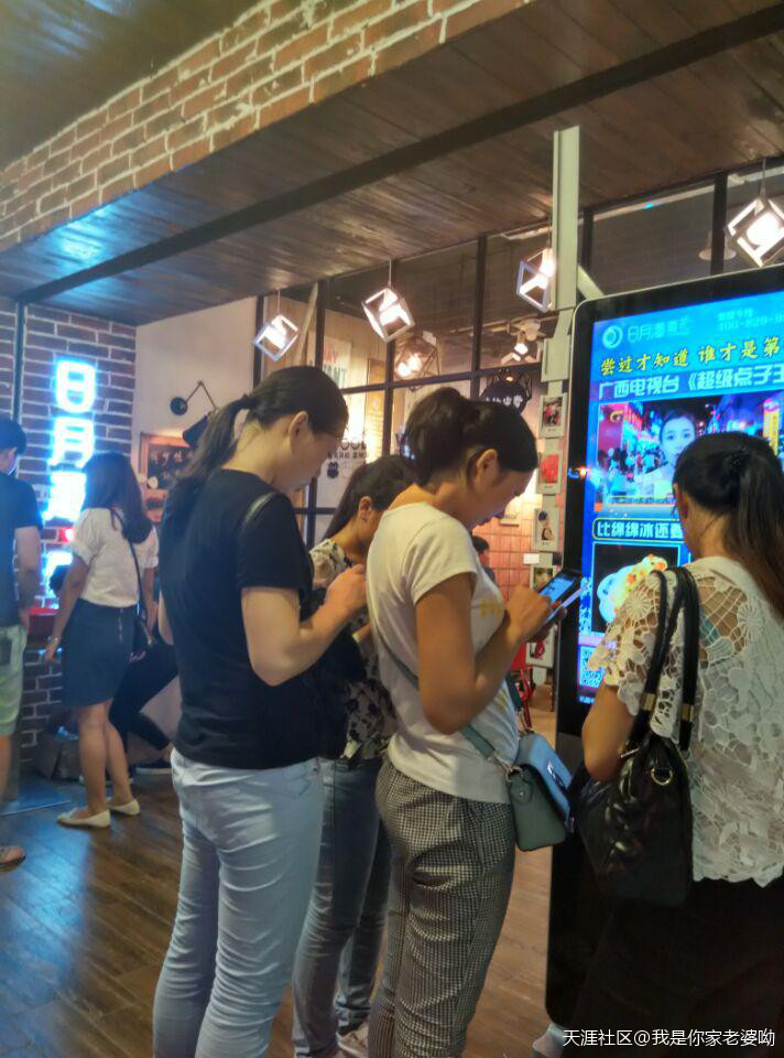 火炬路一家冰品店門(mén)口可以免費打印手機照片