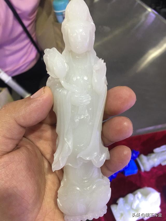 現在雕刻行業(yè)怎么樣雕刻機，購買(mǎi)一臺小型雕刻機，雕刻擺件，把件，掛件，哪位大神給個(gè)建議？